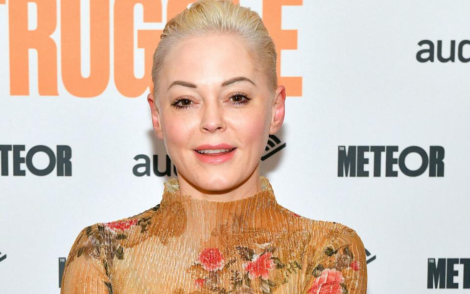 Schauspielerin Rose McGowan hatte schon früh im Leben mit Widrigkeiten zu kämpfen: Als Kind wuchs sie in der Sekte "Children of God" auf, in der die freie Liebe propagiert und die sehr nahe Ankunft Jesu auf der Erde vorbereitet wird. Doch als aus der "freien Liebe" allmählich "Geschlechtsverkehr mit Kindern" wurde, ergriffen McGowans Eltern mit ihrer Tochter die Flucht. (Bild: Craig Barritt/Getty Images for Audible)