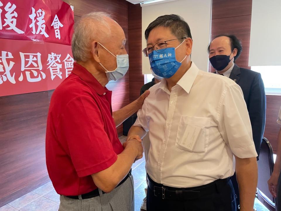 《圖說》楊文科向全力相挺的東元醫院院長黃忠山握手致謝。（圖／楊文科競選總部提供）