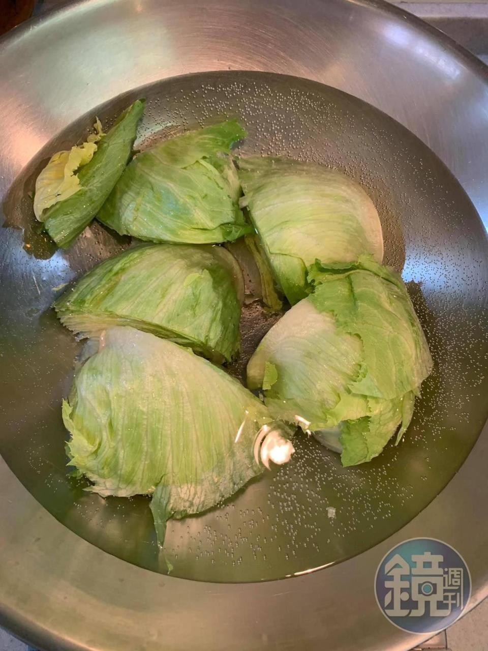 美生菜整球入熱水汆燙。