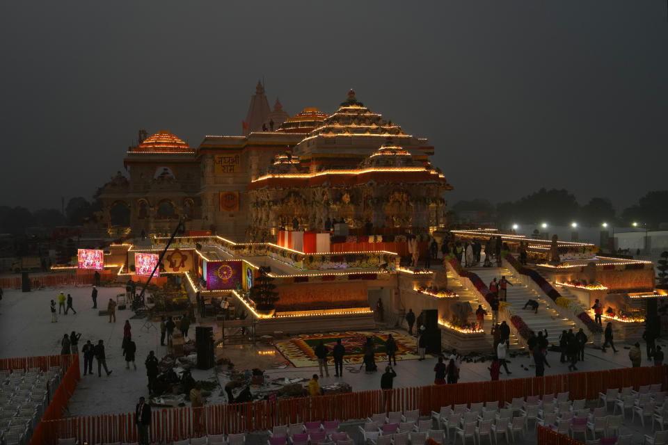 Trabajadores decoran con flores un templo dedicado a la deidad hindú Ram, la víspera de la gran inauguración del templo en Ayodhya, India, el domingo 21 de enero de 2024. (AP Foto/Rajesh Kumar Singh)