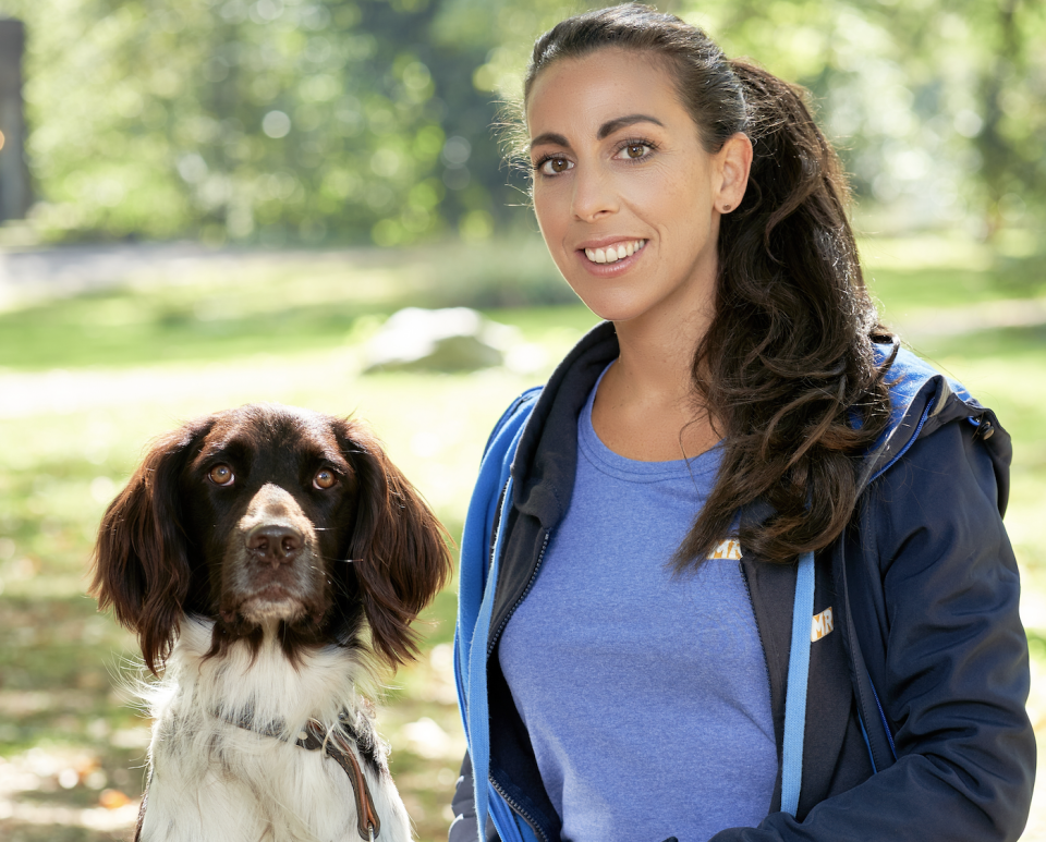 Hundetrainerin Ellen de Sousa Marques ist Teil des Teams um Hundeprofi Martin Rütter und leitet eine eigene D.O.G.S.-Schule in Köln. (Bild: Mediengruppe RTL; RTL+)