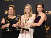 Neben Ann Dowd und Elisabeth Moss aus der erfolgreichen Drama-Serie posierte der "Gilmore Girls"-Star mit der Trophäe stolz für die Kamera. (Bild-Copyright: Jordan Strauss/Invision/AP)