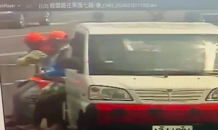 有香燈腳搭乘熱心小貨車隨香，不慎自車斗摔落路面。翻攝畫面