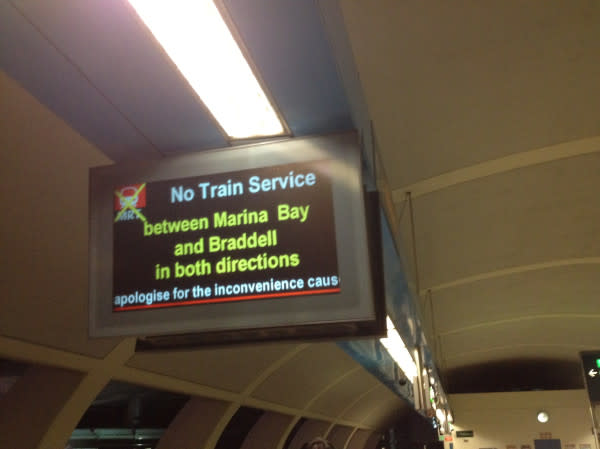 Message displayed at all MRT stations affected by the outage. (Photo by @hai_ren)