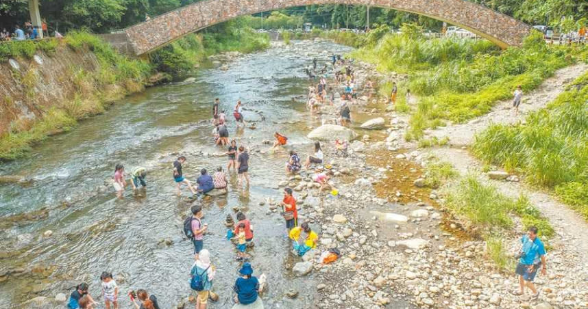 北埔峨眉兩鄉農業和民生用水主要來自大坪溪，農委會以「非水庫用水」，未列入桃竹苗停灌補償區域，讓兩鄉農民氣炸。（圖／羅浚濱攝）