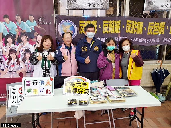 基警少年隊及婦幼隊在「PRIDE盃公益電音3對3籃球賽」會場共同設攤辦理預防犯罪宣導。（記者趙智偉翻攝）