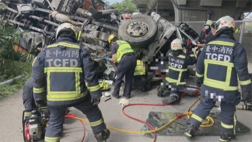 命大！吊臂卡車翻落四層樓橋下　駕駛清醒送醫