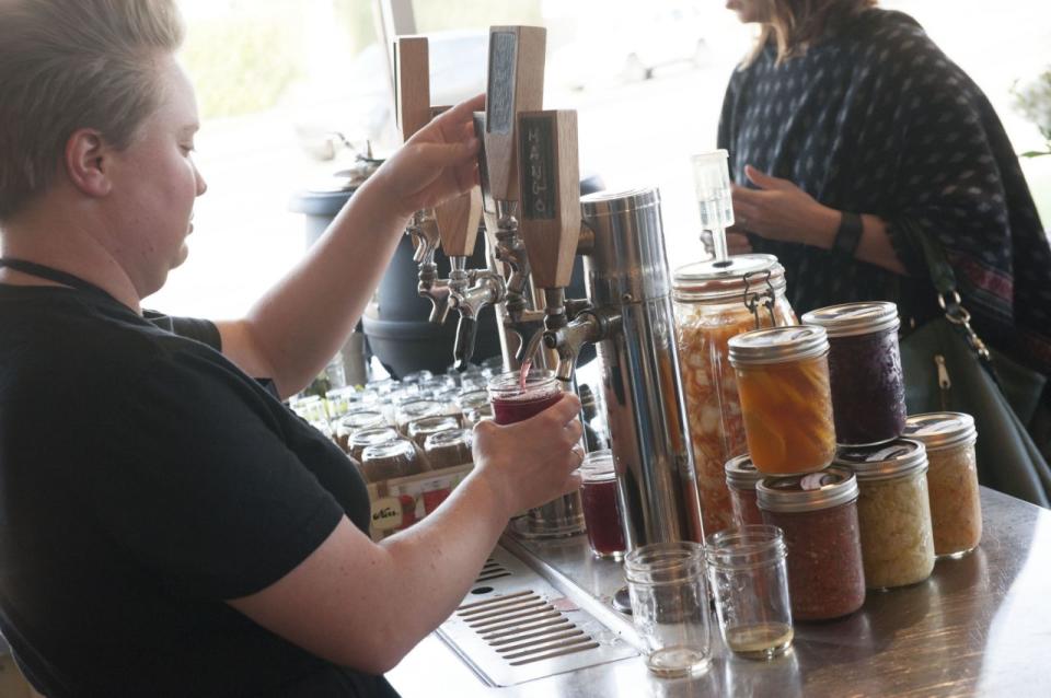 Das trendige Kombucha gibt es immer öfter auch gezapft, wie in diesem Reformhaus in Huntington Beach, Kalifornien (Foto: Kevin Sullivan / Digital First Media / Orange County Register via Getty Images)