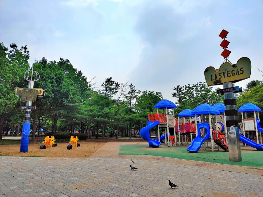 6,000 miles away a South Korean community erected a replica of the Welcome to Fabulous Las Vegas Sign in recognition of a local park which turns 30 this year. (사진3 Kim Jong-hwi)