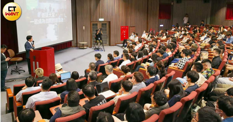  民進黨青年票大幅流失，該黨總統參選人賴清德直球對決走進校園演講，結果屢遭青年學子挑戰。（圖／黃耀徵攝）