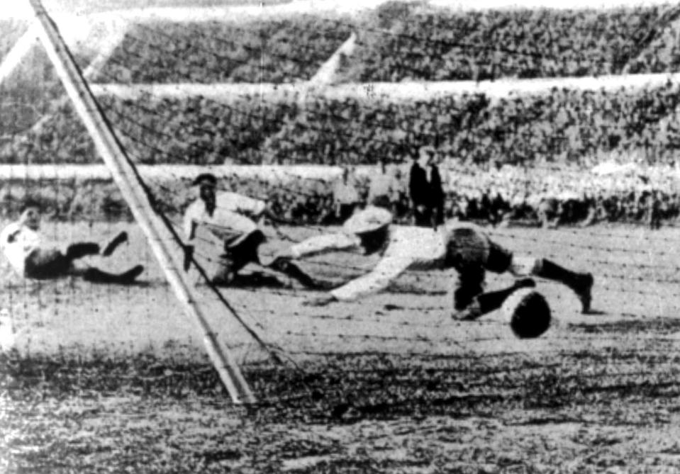 1930的世界盃決賽，烏拉圭以4-2擊敗阿根廷。 (AP Photo)