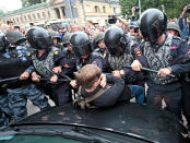 <p>In mehreren Städten Russlands sind anlässlich der Regionalwahlen zum wiederholten Male Hunderte Demonstranten gegen Präsident Putins neue Rentenreform auf die Straße gegangen. Über 300 von ihnen sollen festgenommen worden sein. (Bild: AP Photo/Valentin Egorshin) </p>