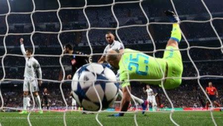 Football Soccer - Real Madrid v Napoli - UEFA Champions League Round of 16 First Leg - Estadio Santiago Bernabeu, Madrid, Spain - 15/2/17 Real Madrid's Karim Benzema scores their first goal Reuters / Susana Vera Livepic