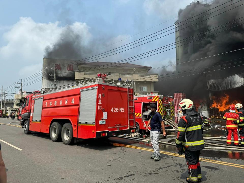 雲林一碾米廠發生火警，警消出動近百人，終在8小時後撲滅。翻攝雲林縣議員李明哲臉書