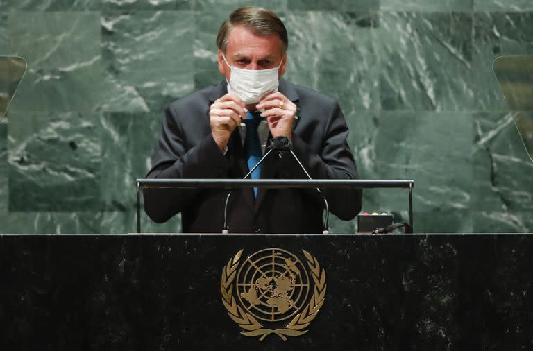 El presidente de Brasil Jair Bolsonaro se coloca nuevamente su mascarilla después de hablar durante la 76ta sesión de la Asamblea General de Naciones Unidas, el martes 21 de septiembre de 2021, en Nueva York