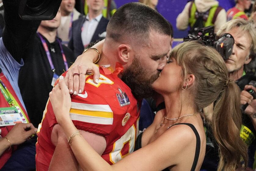El ala cerrada de los Kansas City Chiefs, Travis Kelce (87), besa a Taylor Swift después del partido de fútbol americano del Super Bowl 58 de la NFL contra los 49ers de San Francisco, el domingo 11 de febrero de 2024, en Las Vegas. Los Jefes ganaron 25-22.