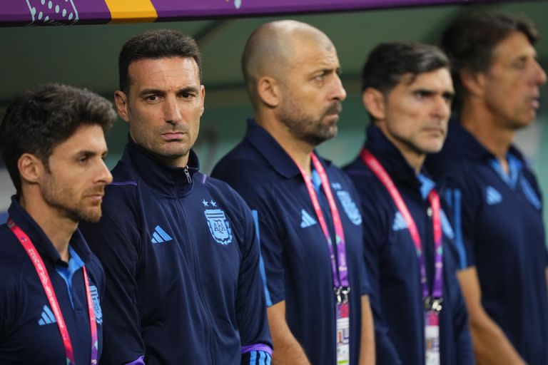 Lionel Scaloni y sus ayudantes durante el Himno Nacional, a instantes del comienzo de la semifinal entre Argentina y Croacia, por el Mundial 2022.