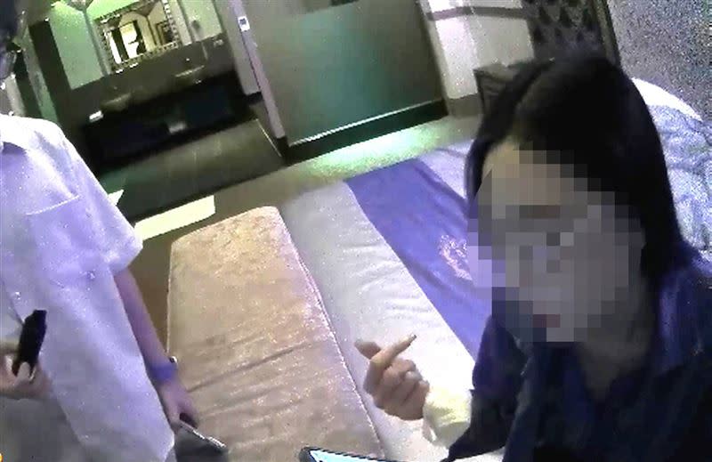 桃警全面掃黃，意外查獲男扮女裝的「雯雯」。（圖／翻攝畫面）