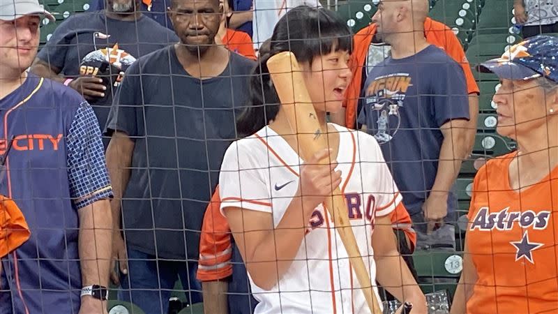 台灣女球迷林亭獲得奧圖維（Jose Altuve）球棒。（圖／翻攝自Brian McTaggart推特）