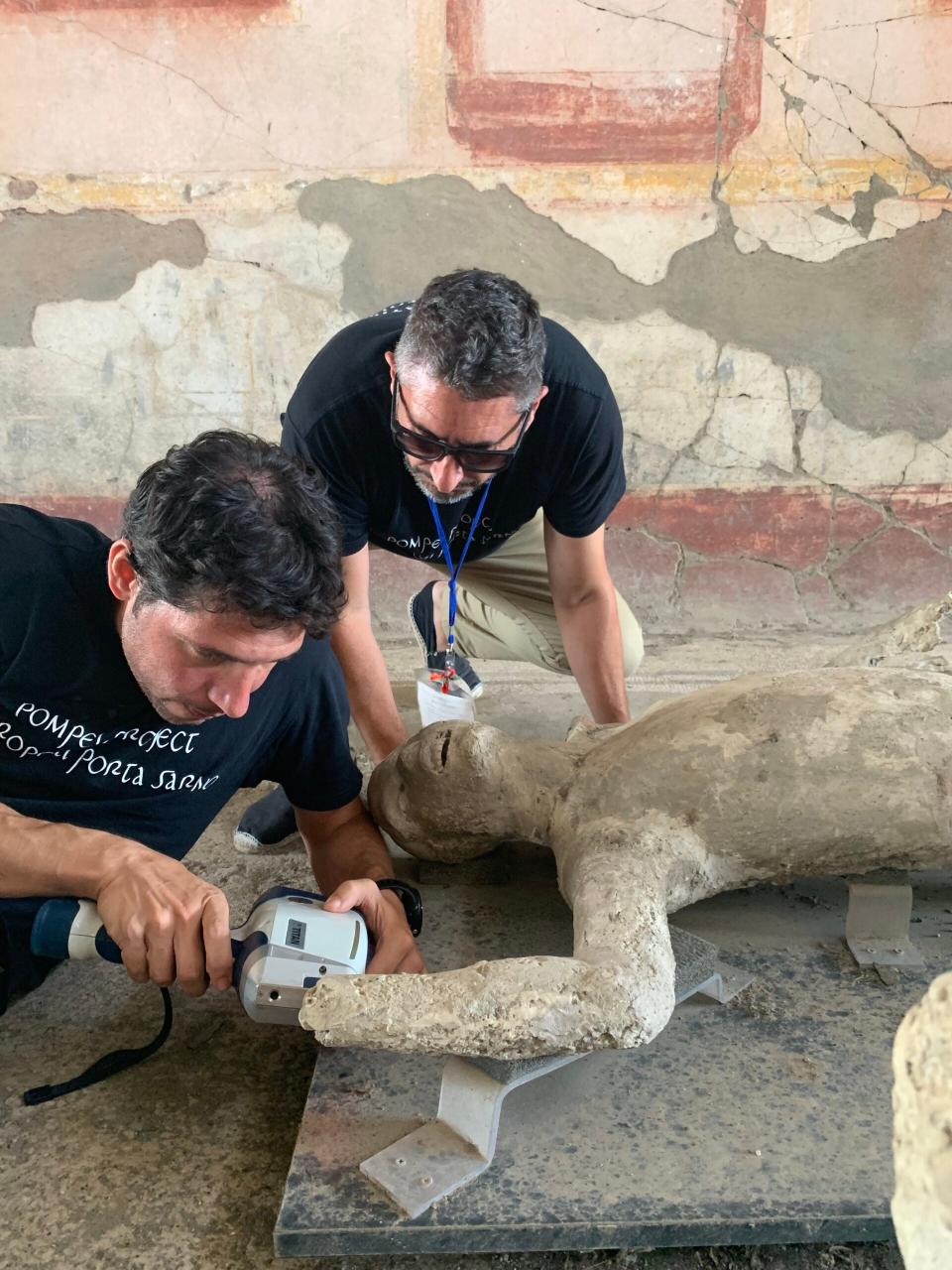 <em>Gianni Gallello (in the front) measuring Cast #57 by pXRF, together with Llorenç Alapon (in the back) at Pompeii Archaeological Park. CREDIT: Alapont et al.</em>