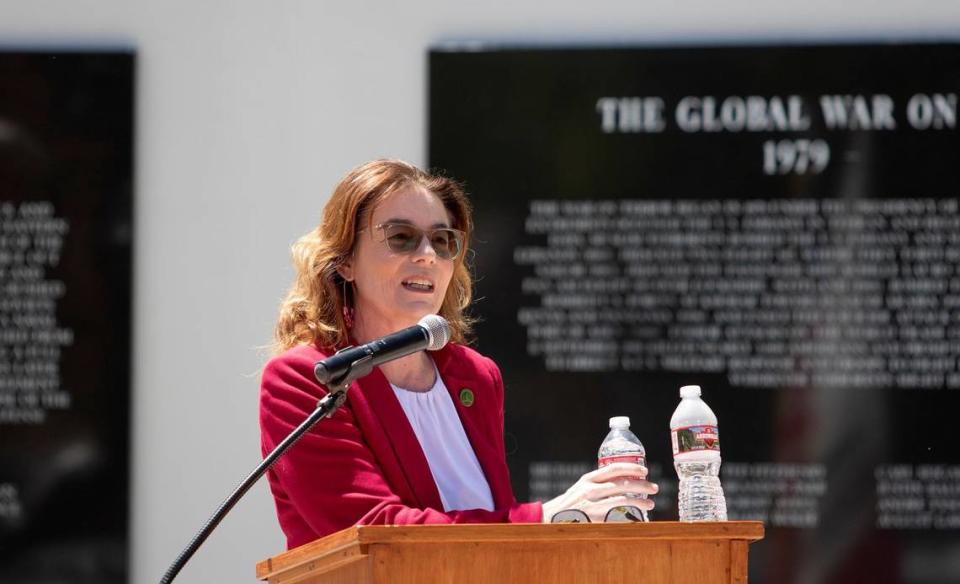 Dawn Addis, integrante de la Asamblea del Estado de California, habló durante la ceremonia anual del Memorial Day en Atascadero, el 27 de mayo de 2024.
