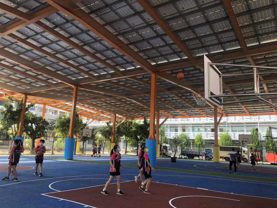 崇學國小新啟用的風雨球場是目前台南市最大的光電球場。(記者施春瑛攝)