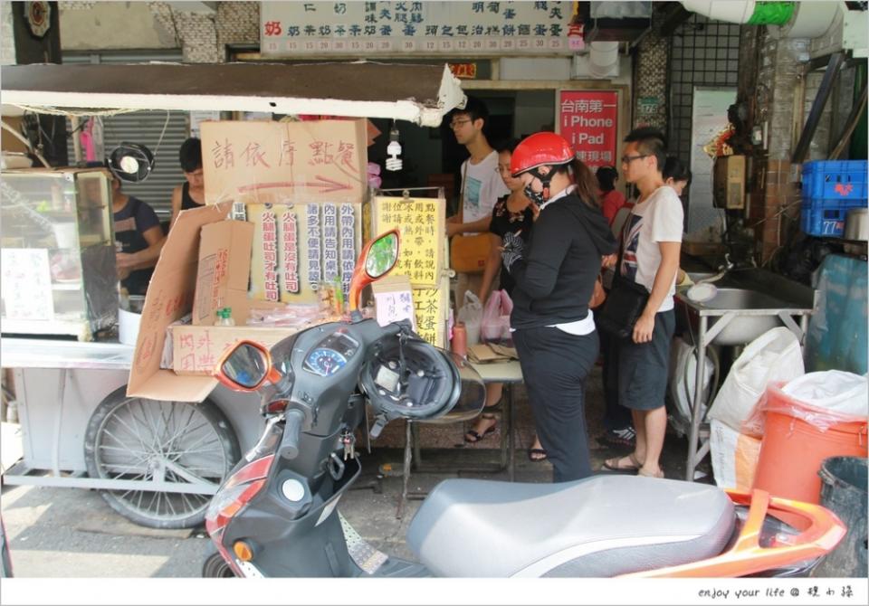 [台南早餐]【豆奶宗 沙茶蛋餅】 就是這樣簡單卻讓人一次就愛上，看見台南在地小吃因為老味道而永垂不朽的力量！