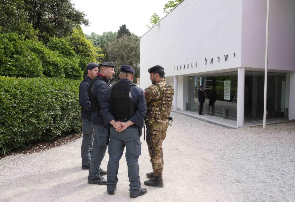 Policías italianos y un soldado italiano frente al pabellón nacional israelí cerrado en la Bienal de arte contemporáneo en Venecia, Italia, el martes 16 de abril de 2024. La artista y las curadoras que representan a Israel en la Bienal de Venecia de este año anunciaron el martes que no abrirán el pabellón israelí hasta que haya un alto al fuego en Gaza y un acuerdo para liberar a los rehenes tomados el 7 de octubre. (Foto AP/Luca Bruno)