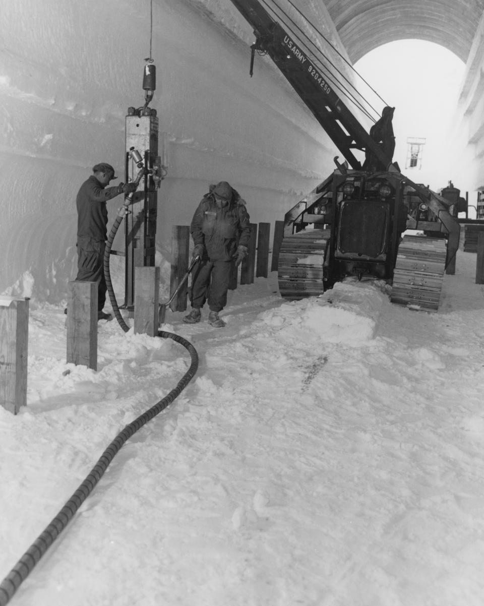 Militares de EEUU hacen perforaciones en los  glaciares de Groenlandia, en la base Camp Century en 1959. (US Army/Pictorial Parade/Archive Photos/Getty Images)