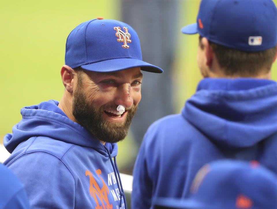 Kevin Pillar, de los Mets de Nueva York, sonríe en la cueva durante un juego ante los Bravos de Atlanta, el martes 18 de mayo de 2021, un día después de sufrir múltiples fracturas nasales por un pelotazo (Curtis Compton/Atlanta Journal-Constitution via AP)