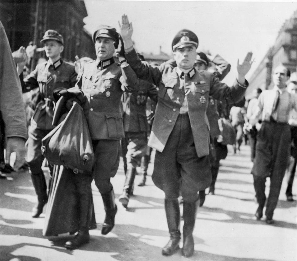 Oficiales alemanes capturados por las tropas francesas marchan por una calle de París con las manos levantadas, el 28 de agosto de 1944. (Foto: AP).