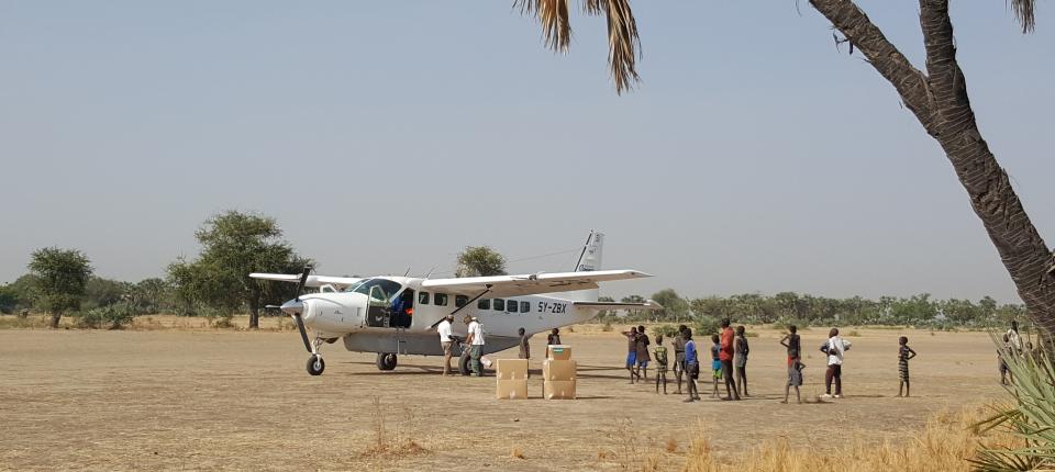 An&nbsp;MSF plane resupplying drugs to a mobile clinic. (Photo: Nicolas Peissel/MSF)