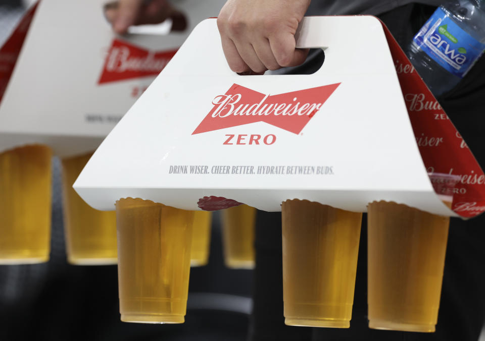 La cerveza sin alcohol Budweiser Zero durante un partido de fútbol en el Mundial de Qatar. (Foto: Ian MacNicol/Getty Images)