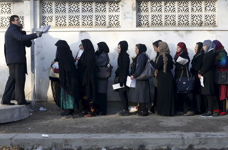 Afghan women queue up to apply for passports at a passport department office in Kabul, Afghanistan, November 29, 2015. REUTERS/Omar Sobhani