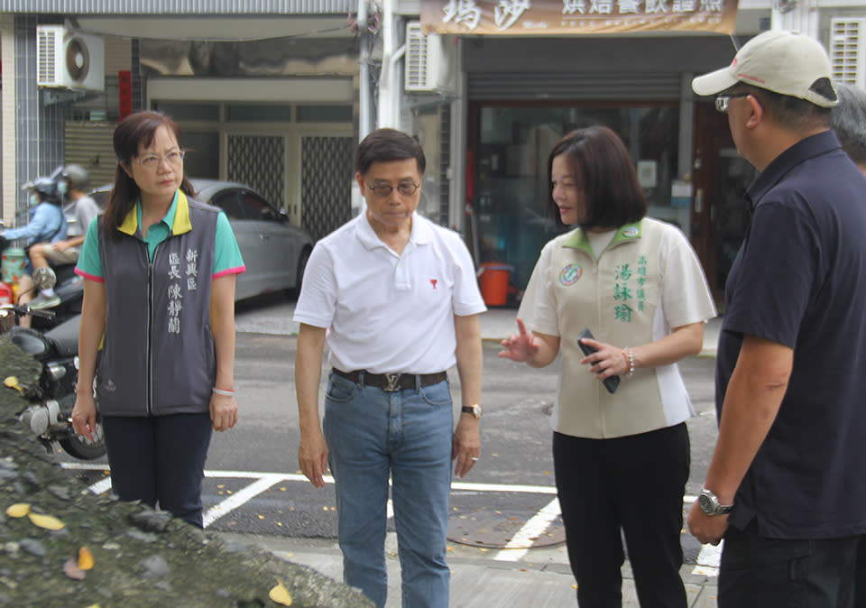 高雄市建華里里長吳文欽爭取加強綠美化兒童公園。（記者許正雄攝）