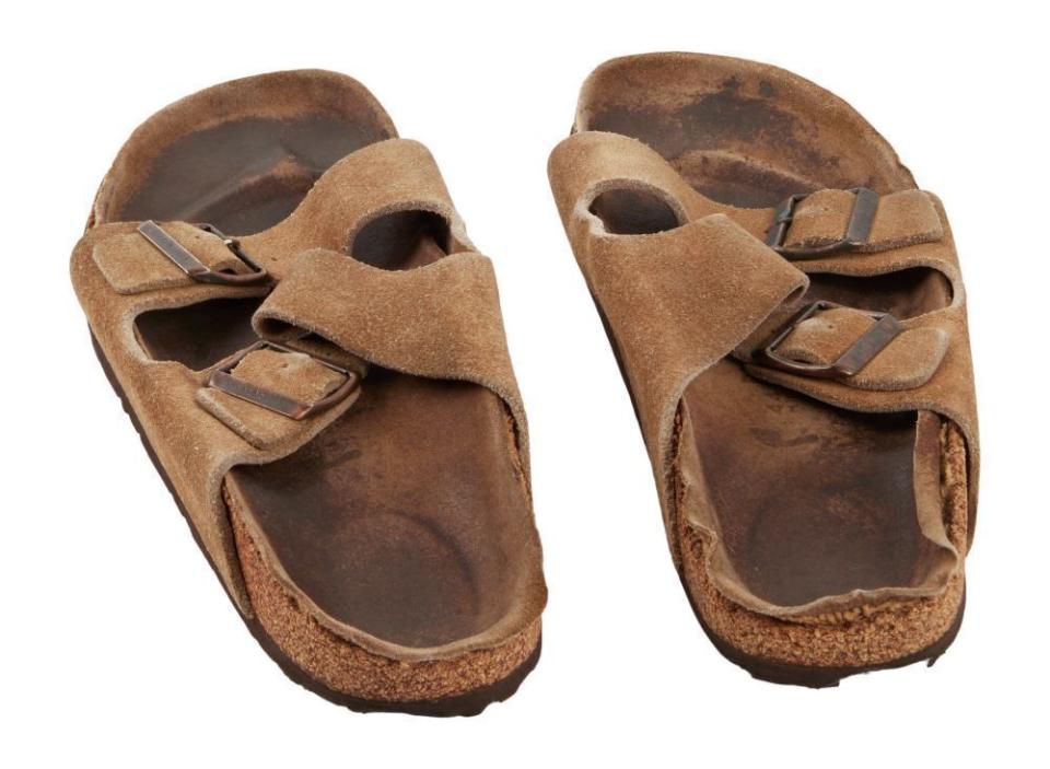 經過喬布斯本人使用多年後，他的腳印在該對棕色麂皮絨面Birkenstock Arizona涼鞋表面上成型。（Julien’s Auctions）