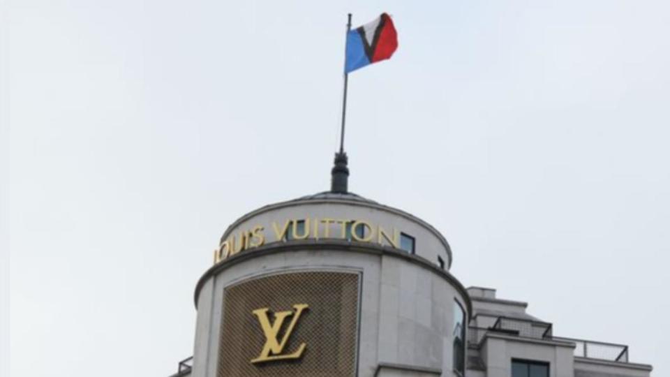 網友指出，LV巴黎旗艦店自2014年開始就懸掛該旗幟。（圖／翻攝自推特@SjoerdNolf）