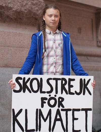 Greta Thunberg ante el Parlamento sueco, 2018. <a href="https://commons.wikimedia.org/wiki/File:Greta_Thunberg_4.jpg" rel="nofollow noopener" target="_blank" data-ylk="slk:Anders Hellberg / Wikimedia Commons;elm:context_link;itc:0;sec:content-canvas" class="link ">Anders Hellberg / Wikimedia Commons</a>, <a href="http://creativecommons.org/licenses/by/4.0/" rel="nofollow noopener" target="_blank" data-ylk="slk:CC BY;elm:context_link;itc:0;sec:content-canvas" class="link ">CC BY</a>