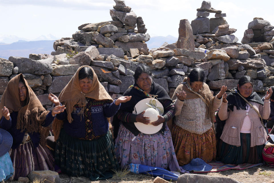 Mujeres indígenas aymaras rezan en un llamado a la lluvia en la montaña sagrada Inca Pucará en Chiquipata, Bolivia, el miércoles 16 de noviembre de 2022. (AP Foto/Juan Karita)