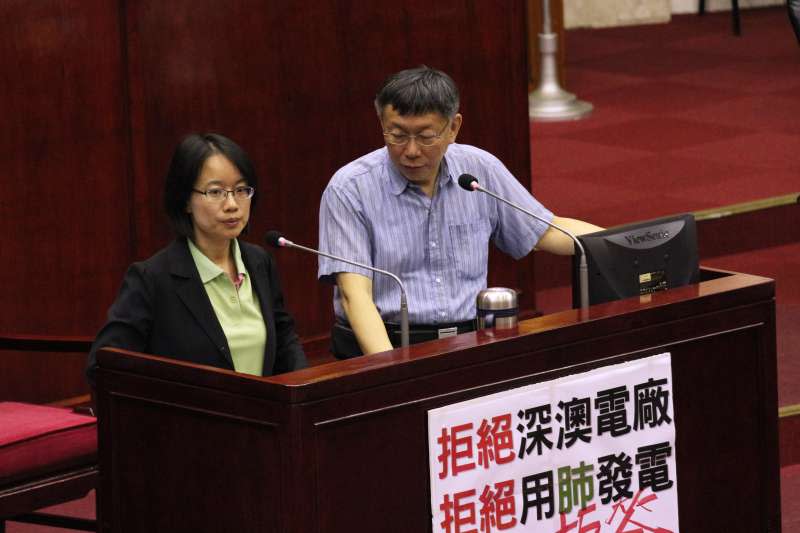 20180524-台北市議會總質詢，北農總經理吳音寧（左）、台北市長柯文哲（右）出席。（陳韡誌攝）