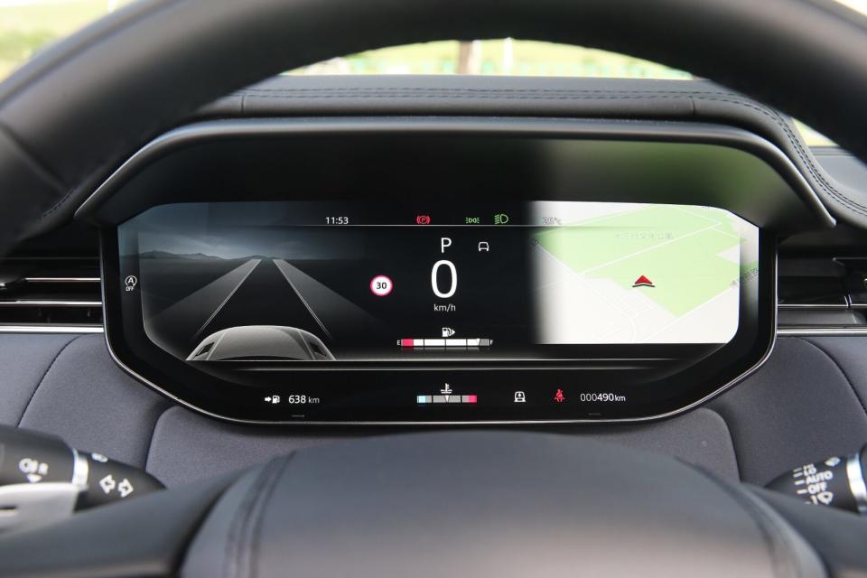 13.7吋全數位化HD懸浮式儀錶具備標準、雙環與全地圖等三種顯示模式，可提供相當豐富的行車資訊、駕駛輔助系統與導航等圖示。