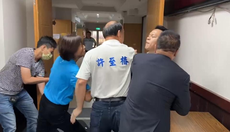 台南市議會6日爆發藍綠衝突，穿著西裝的蔡育輝、藍短袖上衣的王家貞、許至椿與民進黨議員朱正軒（穿綠色背心）發生嚴重激烈推擠、口角（上、中、下圖）。翻攝畫面