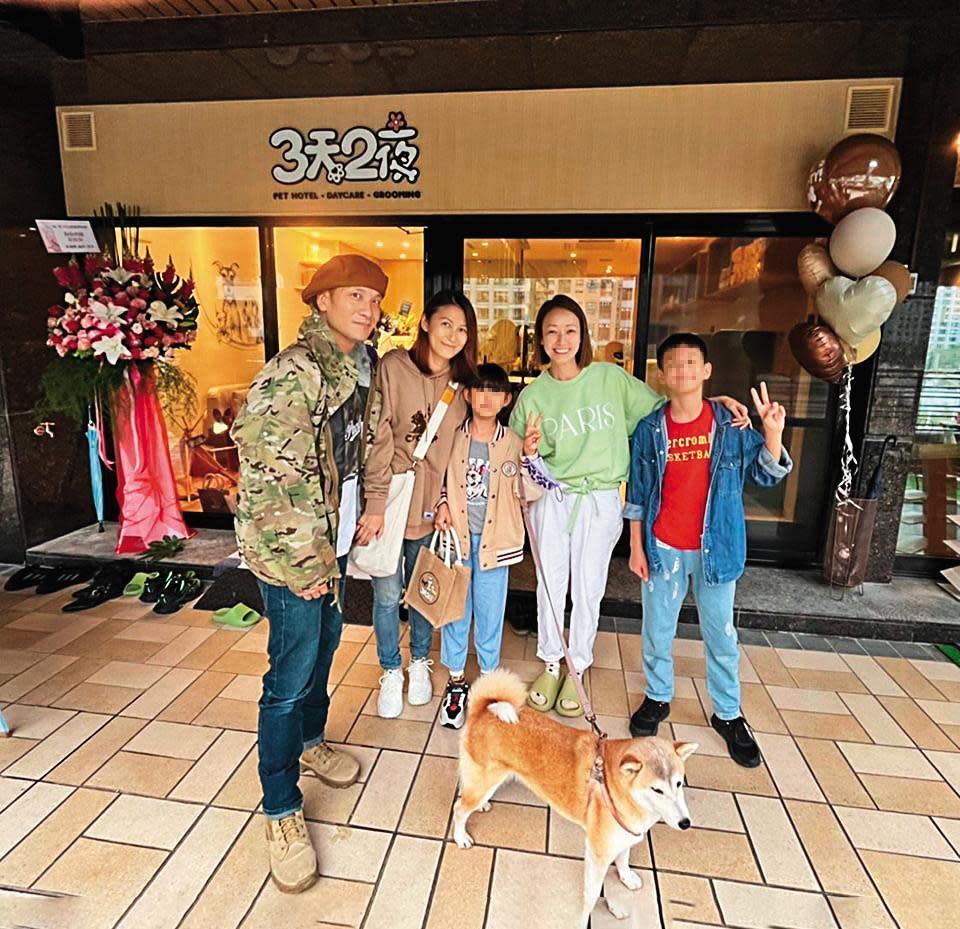 高山峰（左）自領養花妹回家後，常帶牠出門，去年底好友潘慧如（右二）的寵物店開幕，也全家一起出動。（翻攝自高山峰臉書）