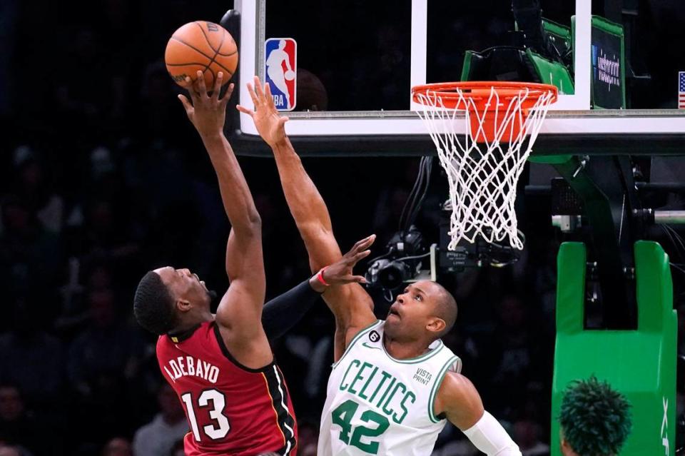 El jugador de los Celtics Al Horford (der.) trata de bloquear el tiro de Bam Adebayo, del Heat de Miami, en el partido celebrado el 30 de noviembre de 2022 en Boston.