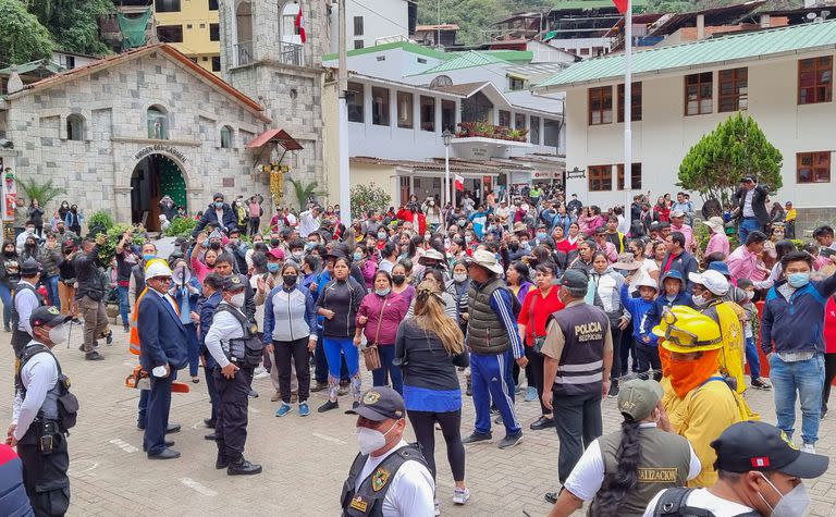 Turistas peruanos y extranjeros protestan luego de que se agotaron hasta el 19 de agosto los boletos para entrar a la joya turística más importante de Perú, la ciudadela inca de Machu Picchu. (Photo by Jesus TAPIA / AFP)