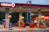 <p>Un 25% de IVA hay en Suecia, donde el litro de gasolina lleva 64 céntimos en impuestos y el de gasoil 45. (Foto: Karol Serewis / SOPA Images / LightRocket / Getty Images)</p> 