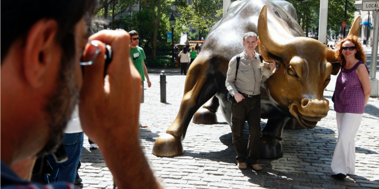 <em>Turistas posando junto al toro de Wall Street en el parque Bowling Green, cerca de Wall Street, Nueva York, el 2 de septiembre de 2008. La escultura en bronce del toro representa los tiempos de prosperidad y se ha convertido en un símbolo del distrito financiero de Nueva York, así como en una atracción turística. REUTERS/Chip East (ESTADOS UNIDOS)</em>