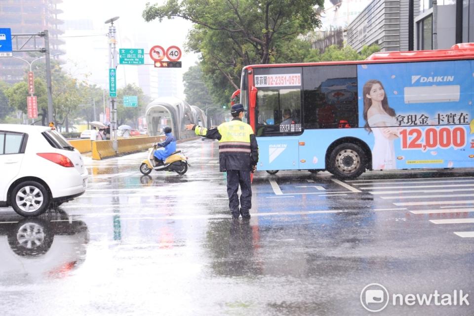 台中市大雨不斷，交通警察加強指揮交通勤務，保障用路人行車安全。   圖：台中市政府/提供