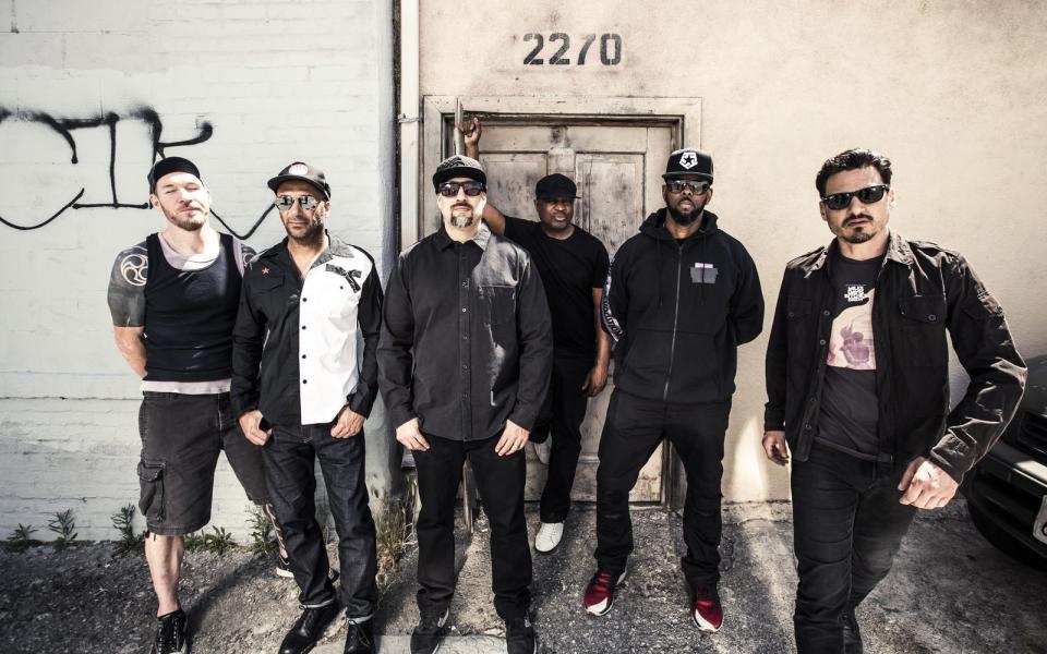 Nach Audioslave gab es zahlreiche weitere Projekte für die Ex-RATM-Mitglieder Tim Commerford (links), Tom Morello (zweiter von links) und Brad Wilk (rechts). So ging aus den Überresten von RATM, Cypress Hill und Public Enemy etwa auch die Supergroup Prophets of Rage hervor, die 2017 ein Album veröffentlichte und sich 2019 wieder auflöste. (Bild: Travis Shinn)