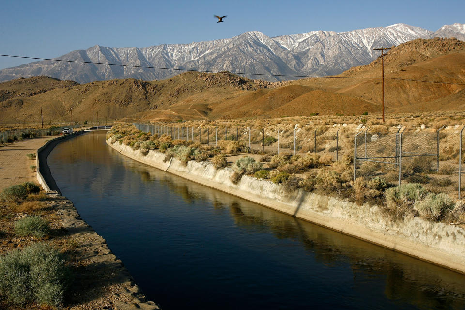 The Los Angeles Aqueduct carries water from the snowcapped Sierra Nevada Mountains, which carry less snow than normal, to major urban areas of southern California on May 9, 2008 near Lone Pine, California. (Photo by David McNew/Getty Images)